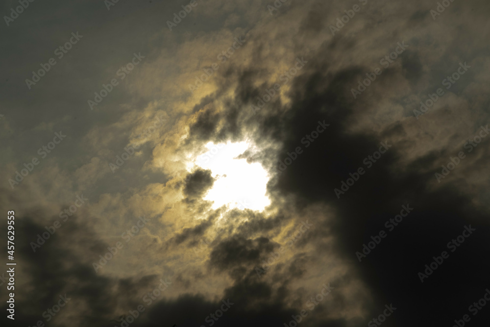 Obraz premium 雲の隙間から漏れる光