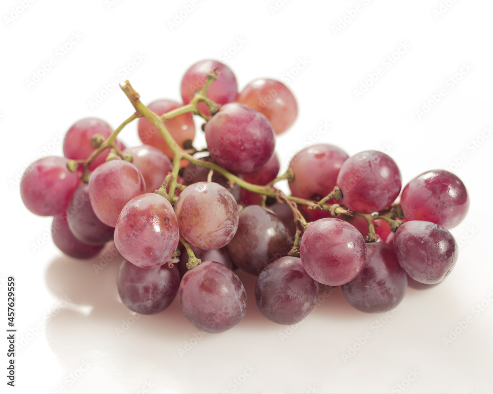 Fresh red wine. Grapes with a sweet and sour taste contain lots of vitamin A which is useful for preventing premature aging and maintaining a healthy brain. Can be eaten directly or made into juice.