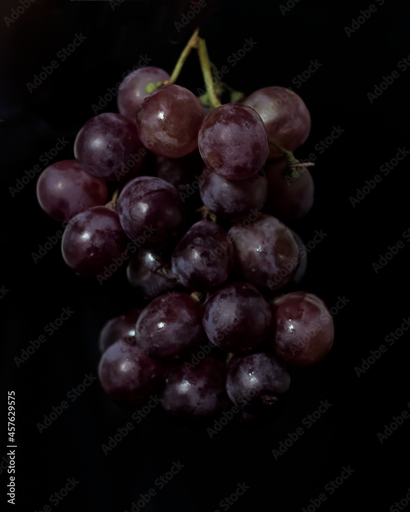 Fresh red wine. Grapes with a sweet and sour taste contain lots of vitamin A which is useful for preventing premature aging and maintaining a healthy brain. Can be eaten directly or made into juice.