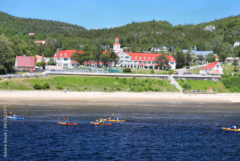 Obraz premium Tadoussac skyline with kayaks in the background, Quebec, Canada