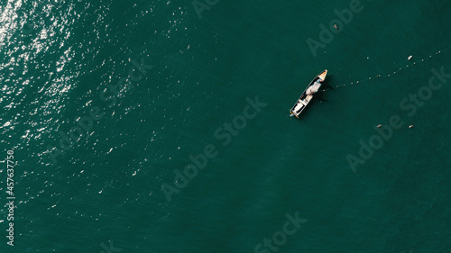 Pescadores en balsa sobre el mar azul con atarraya, Cartagena de Indias, Colombia