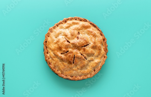 фотографія Apple pie above view, isolated on a green background
