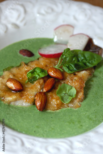 Rotbarschfilet an cremiger Radieschenblättersuppe mit Mandelkernen | Low Carb, Zero Waste