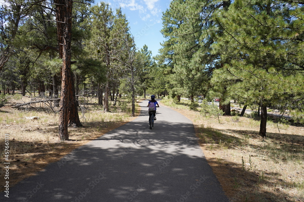 Fototapeta premium アリゾナ州グランドキャニオンをサイクリング