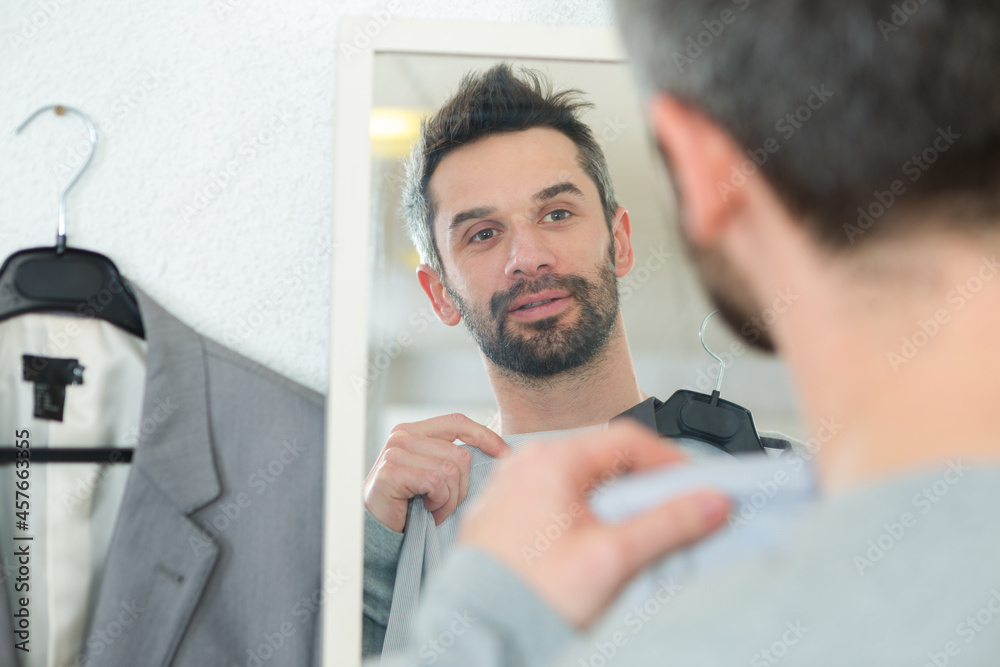 Fototapeta premium sid man tries on a suit