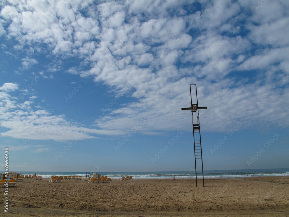 Obraz premium Vista de la playa desde el paseo marítimo de Salou, Tarragona, Catalunya.