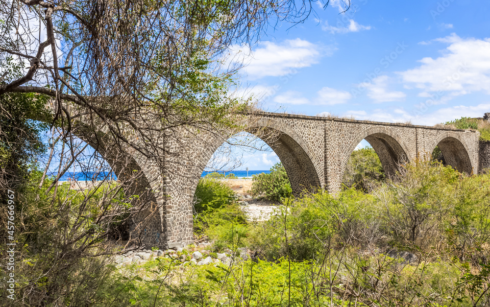 Fototapeta premium Pont ferroviaire sur la ravine des Colimaçons, île de La Réunion 