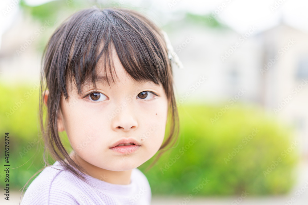 公園で遊ぶ小さな女の子 公園で遊ぶ小さな女の子