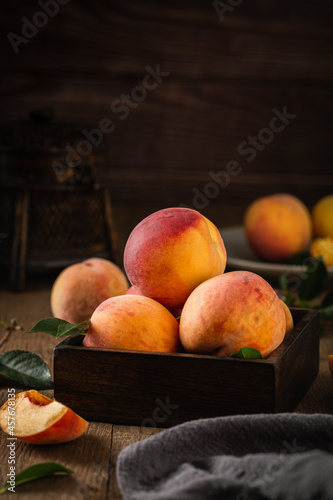 Photos Vertical shot of fresh peaches on a wooden table