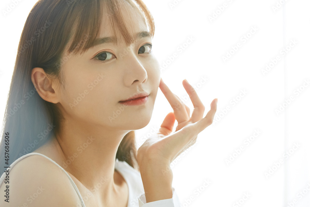 若い女性の自然光のビューティーポートレート 若い女性の自然光のビューティーポートレート