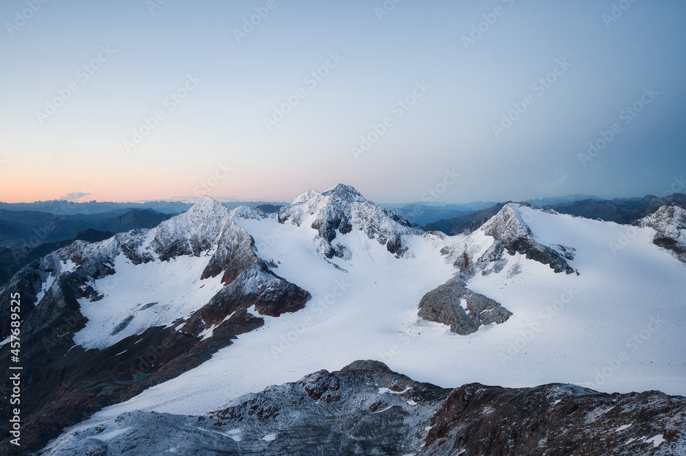 Schnee bedeckte Berge in den Südtioler Alpen bei Sonnenaufgang