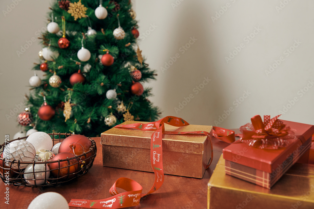 Φωτογραφία Merry Christmas and Happy New year Holidays! Decorating the Christmas tree indoors