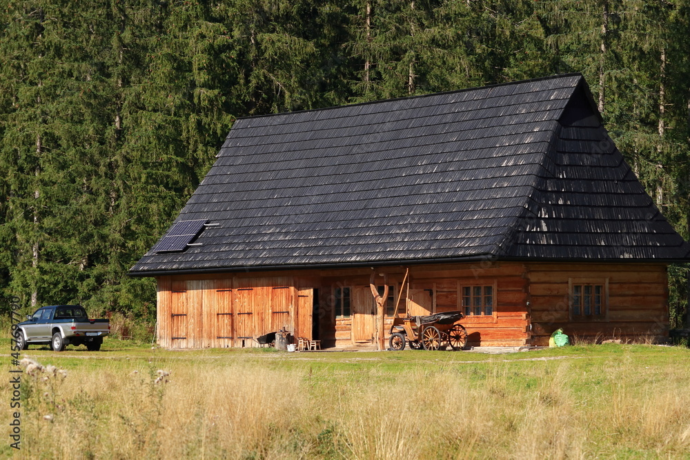 Górska drewniana chata, w Dolinie Chochołowskiej w polskich górach Tatrach Zachodnich. Górska drewniana chata, w Dolinie Chochołowskiej w polskich górach Tatrach Zachodnich.
