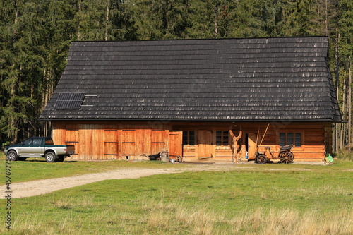 Drewniany górski dom. Tatry zachodnie. Polska. Wooden mountain house in the mountains. Polish Tatra Mountains