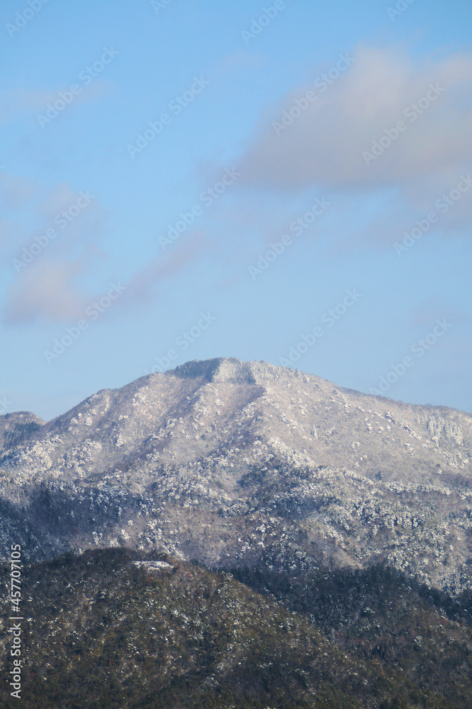 雪化粧した里山　1月　丹波篠山　多紀連山三岳