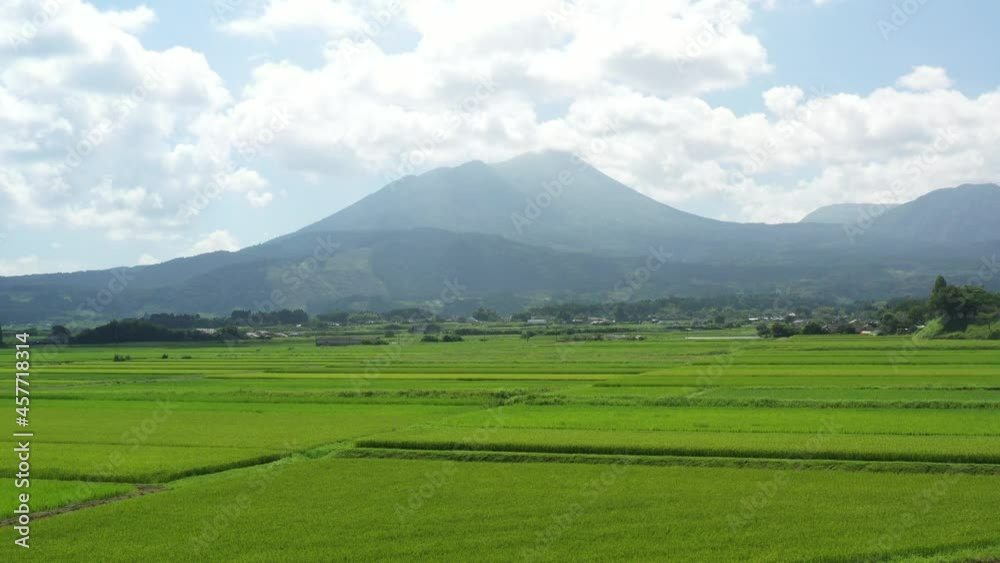 霧島連山の麓に広がる田園風景 霧島連山の麓に広がる田園風景