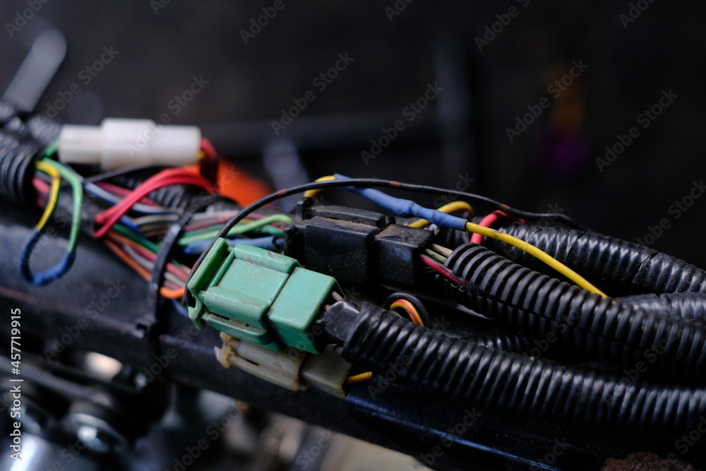 Check the electrical cable plug on the motorcycle. Check the electrical cable plug on the motorcycle.