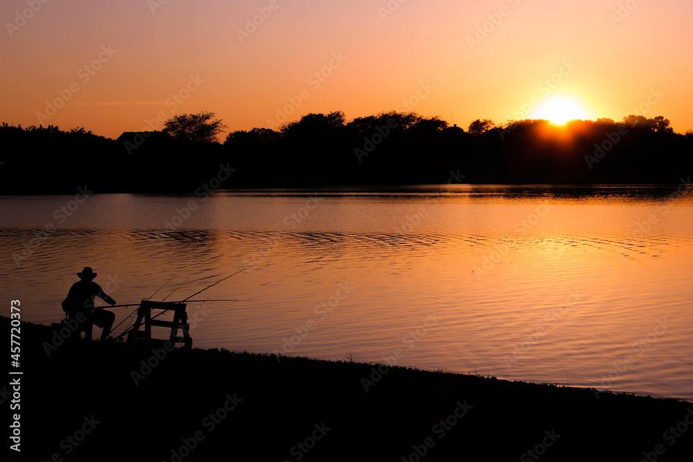 Obraz premium fishing at sunset