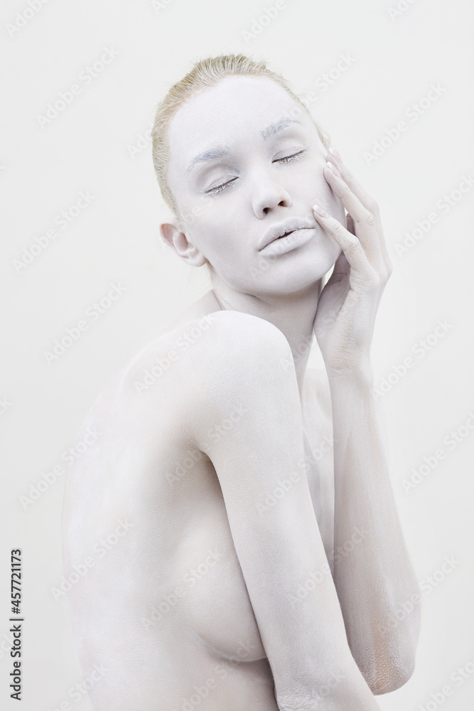 Foto de beautiful naked woman in white paint. beautiful nude girl