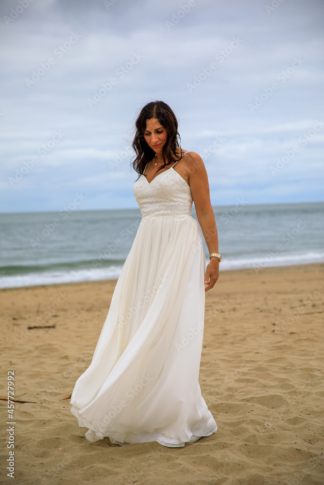 Junge schöne Braut im Hochzeitskleid am Meer