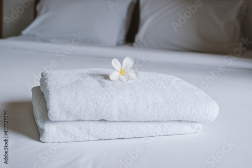 Fototapeta Naklejka Na Ścianę i Meble -  Plumeria and towels on the bed in the luxury hotel room ready for tourist travel