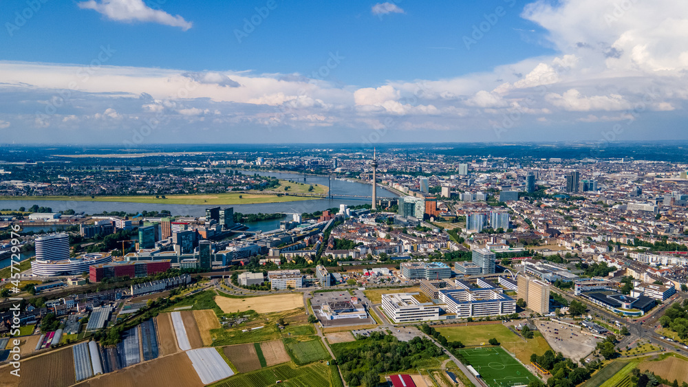 Obraz premium Der Medienhafen in Düsseldorf aus der Luft mit dem Rhein im Hintergrund - Drohnenperspektive Architektur Fotografie