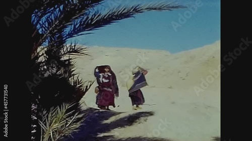 Tunisia 1960, Bedouins extract water from the well photo