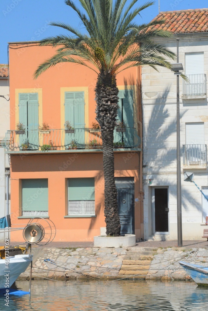 Fototapeta premium maison sur le port au gros du roi