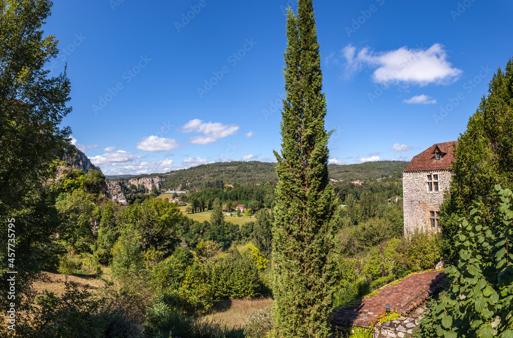 Saint-Cirq-Lapopie (Lot, France) - Vue panoramique depuis le village médiéval sur la vallée du Lot