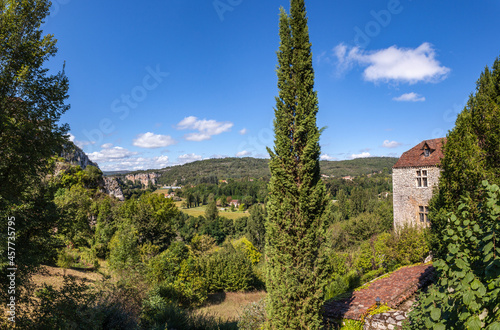 Saint-Cirq-Lapopie (Lot, France) - Vue panoramique depuis le village médiéval sur la vallée du Lot