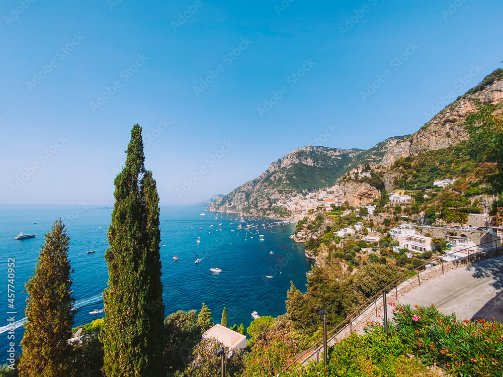 Costiera amalfitana. Vista sul mare e sulle montagne della costiera amalfitana, conca dei marini, Amalfi, Positano, Arienzo, Praiano. Spiaggia, barche e Vacanza.