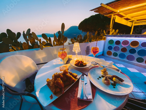 Costiera amalfitana. Cena con vista sul mare e sulle montagne della costiera amalfitana, conca dei marini, Amalfi, Positano, Arienzo, Praiano. Spiaggia, barche e Vacanza.