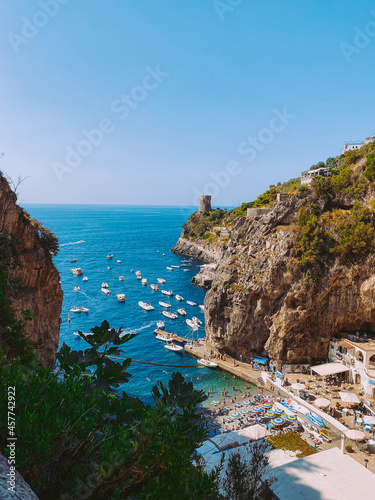 Costiera amalfitana. Vista sul mare e sulle montagne della costiera amalfitana, conca dei marini, Amalfi, Positano, Arienzo, Praiano. Spiaggia, barche e Vacanza.