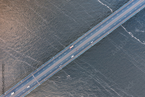 Obraz na płótnie Highway over rippled water surface top view w salonie