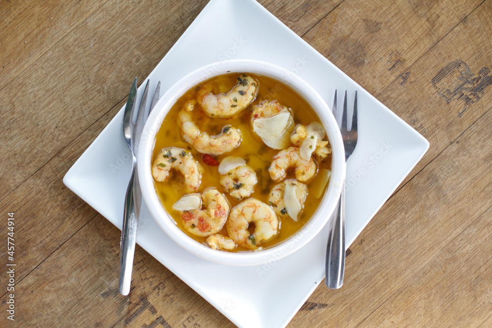 gambas al ajillo en salsa con tenedores