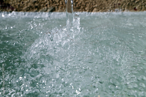 chorro de agua fresca en fuente haciendo burbujas