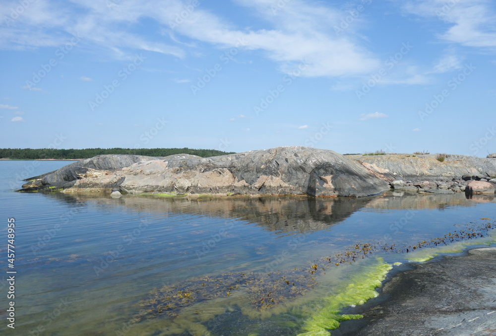Obraz premium Beautiful rocky island in the archipelago of Finland