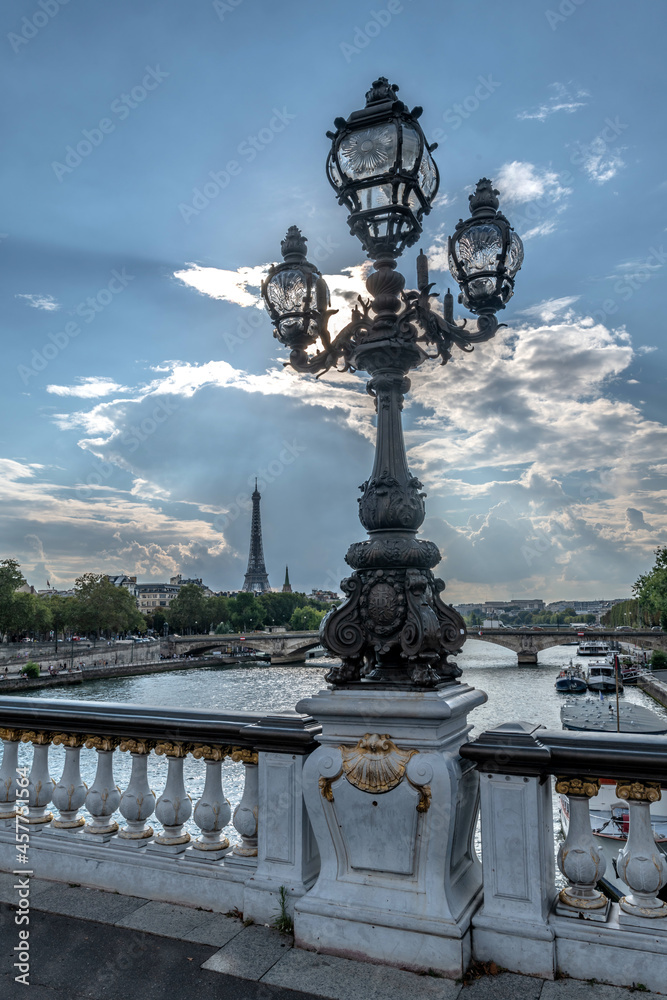 Lampadaire dans le soleil face à la Tour Eiffel