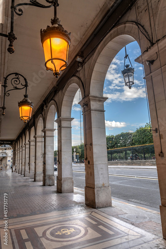 Billede på lærred Arches et lampadaires éclairés sur la rue de Rivoli à Paris