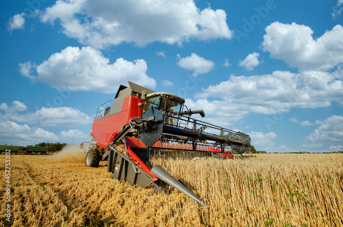 Getreideernte - Moderner M  hdrescher bei trockenem Erntewetter auf dem Feld im Einsatz.