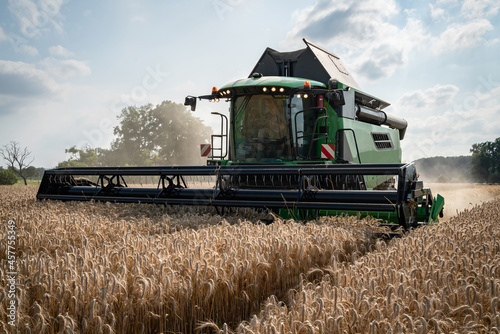 Getreideernte - Moderner Mähdrescher bei trockenem Erntewetter auf dem Feld im Einsatz.