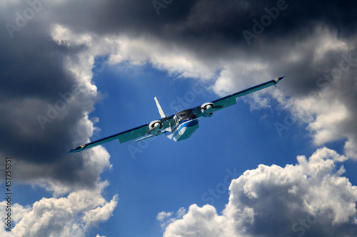 Motorflugzeug am Himmel (Propeller-Flugzeug) - Regenwolken/Gewitter/Turbolenzen