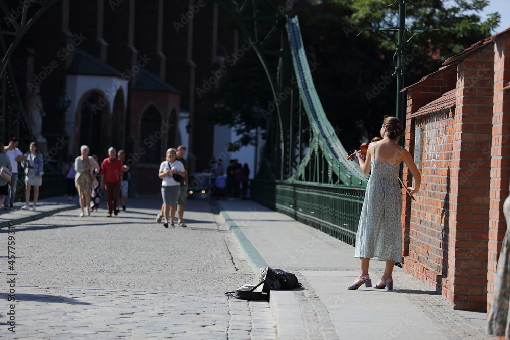 Skrzypaczka gra na skrzypcach na moście, piękna młoda dziewczyna, Wrocław. - obrazy, fototapety, plakaty 