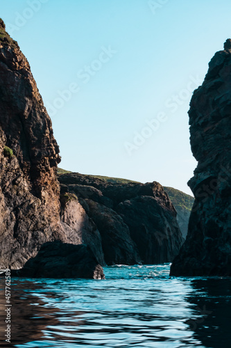 Quadro su tela Gap in the rocks, Ramsey Island, Pembrokeshire