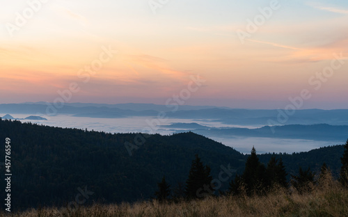 Fototapeta Naklejka Na Ścianę i Meble -  Dolina Dunajca, kotlina nowotarska, morze mgieł nad zalewem Czorsztyńskim, widok z Turbacza