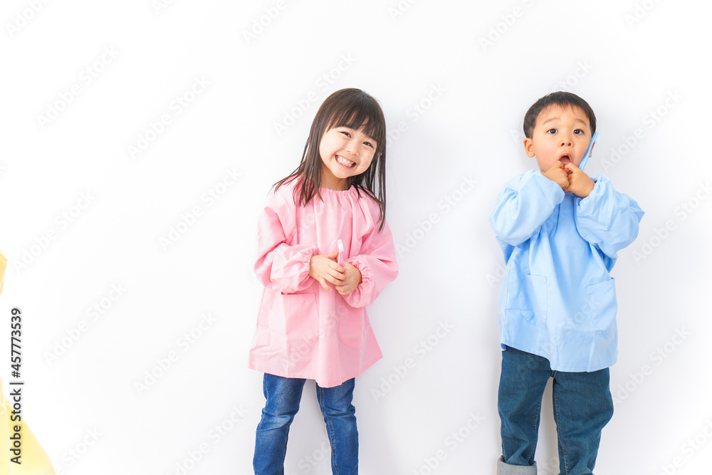 仲良しの女の子と男の子 仲良しの女の子と男の子