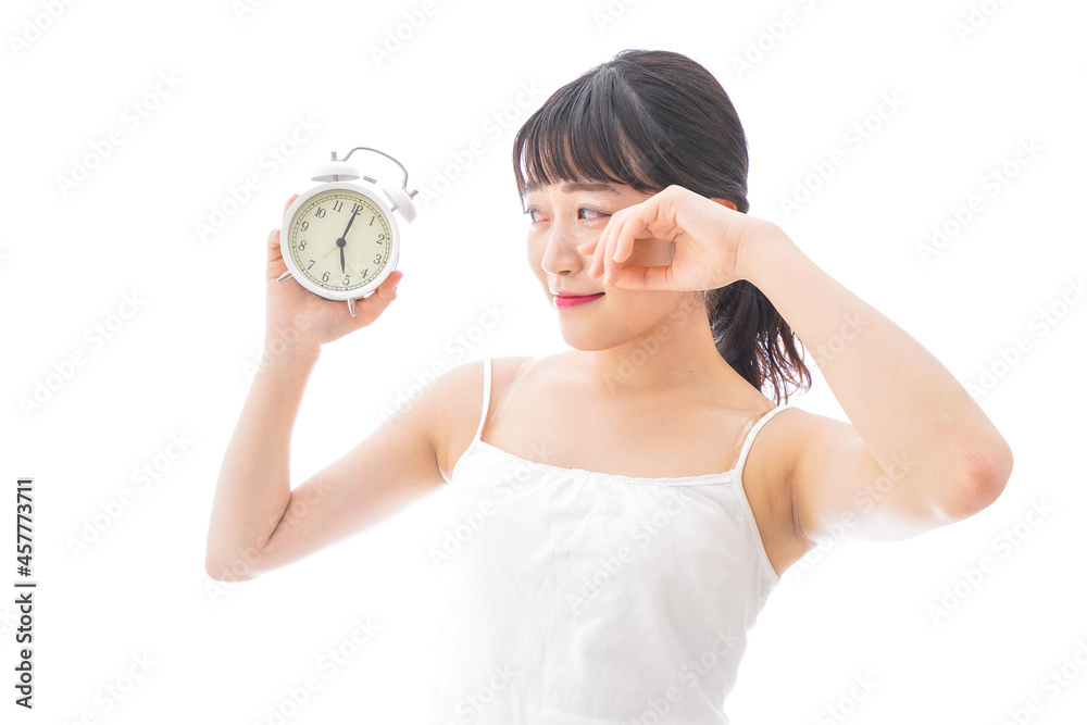パスポートを持つ若い女性