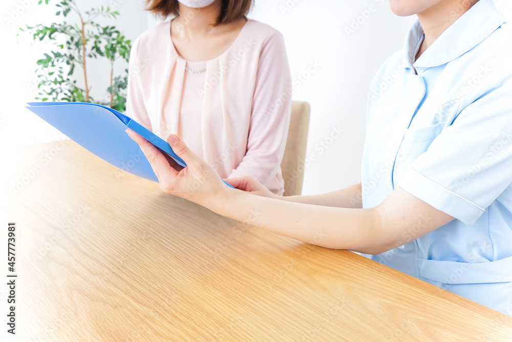 病院で説明を聞く女性