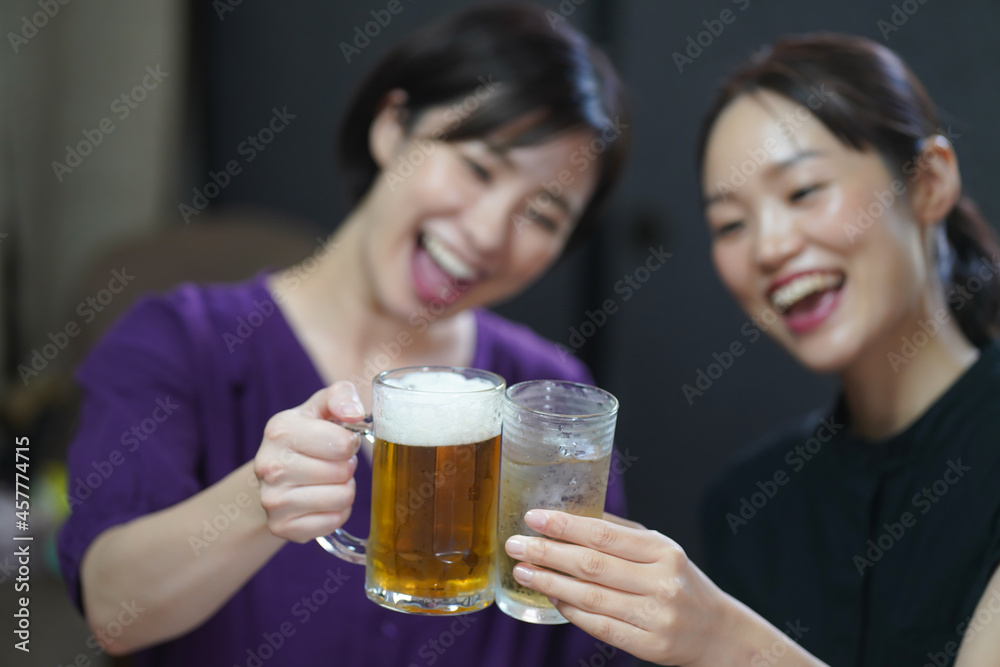 お酒を飲む女性 お酒を飲む女性