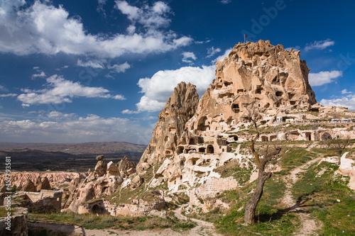 トルコ カッパドキアのウチヒサール城と下に広がる奇岩群と洞窟住居